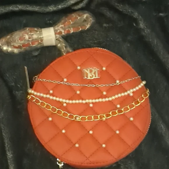 NEW🔥Badgley Mischka Mini Red and Gold Quilted Bag with Elegant Chains🔥 - Picture 3 of 9